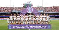 Elenco feminino do S&atilde;o Paulo campe&atilde;o brasileiro de 2026 - Foto: Rubens Chiri/S&atilde;o Paulo FC e Miguel Schinariol/S&atilde;o Paulo FC/Flickr / Esporte News Mundo
