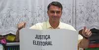 O candidato à presidência do Brasil, Flávio Bolsonaro, do Partido Liberal (PL), gesticula enquanto vota durante as eleições gerais, no Rio de Janeiro, Brasil, em 4 de outubro de 2026.  Foto: REUTERS/Ricardo Moraes TPX IMAGES OF THE DAY