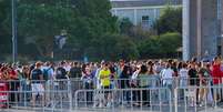 Elei&ccedil;&atilde;o 2026: Eleitores brasileiros aguardam na fila para entrar nos locais de vota&ccedil;&atilde;o da Universidade de Lisboa  Foto: THAMIRIS SOUZA/FOTOARENA/ESTAD&Atilde;O CONTE&Uacute;DO