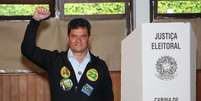 O candidato ao governo do Paran&aacute;, Sergio Moro (PL), vota na manh&atilde; deste domingo, 4 de outubro de 2026, no Clube Duque de Caxias, no bairro Bacacheri, em Curitiba (PR), no primeiro turno das elei&ccedil;&otilde;es.  Foto: GIULIANO GOMES/PR PRESS/ESTAD&Atilde;O CONTE&Uacute;DO