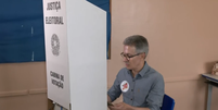 Zema entra com celular na cabine de vota&ccedil;&atilde;o  Foto: Reprodu&ccedil;&atilde;o/GloboNews