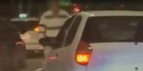 Momento em que o carro atropela Carlos Boulos, tio de Guilherme Boulos.   Foto: Reprodução/TV Globo / Estadão