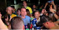 Falas de Flávio Bolsonaro (PL, acima) e Luiz Inácio Lula da Silva (PT, abaixo) após resultados do 1º turno  Foto: Deborah Sena e Reprodução / Terra e YouTube