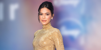 'Banho glam' dourado nos p&eacute;s: os t&ecirc;nis da Arezzo j&aacute; s&atilde;o um cl&aacute;ssico no meu guarda-roupa e viraram o novo 'it-item' para usar com vestido. Foto: Brazilnews, Letycia Miller / Purepeople