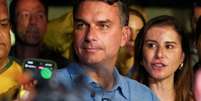 O candidato à Presidência Flávio Bolsonaro discursa para apoiadores em Brasília após o primeiro turno das eleições, em 4 de outubro de 2026. O filho do ex-presidente Jair Bolsonaro terminou a votação à frente de Lula e chega ao segundo turno como favorito.  Foto: © Diego Herculano / Reuters / RFI