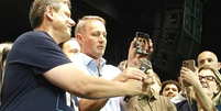 Nikolas Ferreira, reeleito deputado federal por Minas Gerais, falou por videochamada com o governador reeleito de S&atilde;o Paulo, Tarc&iacute;sio de Freitas, durante o discurso de vit&oacute;ria  Foto: Reprodu&ccedil;&atilde;o/YouTube/Tarc&iacute;sio de Freitas