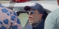 Danilo Alves Silva, de 46 anos, no momento em que &eacute; detido por policiais em um local de vota&ccedil;&atilde;o de brasileiros em Miami; ele fingia ser do ICE, mas n&atilde;o &eacute; agente federal  Foto: Reprodu&ccedil;&atilde;o / TV Univision Miami
