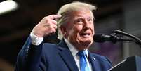 O presidente dos EUA, Donald Trump, discursa no palco do Centro de Atividades Estudantis Butler-Vandalia durante um com&iacute;cio de campanha em 3 de outubro de 2026 em Vandalia, Ohio. Trump est&aacute; viajando pelos EUA nas &uacute;ltimas semanas antes das elei&ccedil;&otilde;es de meio de mandato para fazer campanha para candidatos republicanos.  Foto: Roberto Schmidt/Getty Images