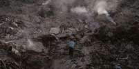 Uma crian&ccedil;a em uma montanha de escombros na Cidade de Gaza, em 8 de junho de 2026.  Foto: RFI