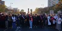 Estudantes se re&uacute;nem antes do in&iacute;cio de uma manifesta&ccedil;&atilde;o contra a falta de recursos nas escolas, em Paris, nesta ter&ccedil;a-feira, 6 de outubro de 2026.  Foto: RFI
