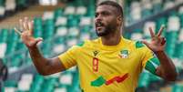 Steve Mouni&eacute; comemora um gol pelo Benim &ndash;  Foto: Reprodu&ccedil;&atilde;o / Instagram - Legenda: Steve Mouni&eacute; &eacute; o grande nome da sele&ccedil;&atilde;o africana / Jogada10