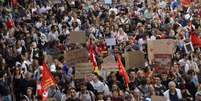Em Paris, uma marcha reuniu 100 mil participantes, segundo organiza&ccedil;&otilde;es estudantis, e 56 mil, de acordo com dados do Minist&eacute;rio do Interior da Fran&ccedil;a.  Foto: AFP - GEOFFROY VAN DER HASSELT / RFI