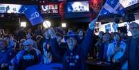 Apoiadores do l&iacute;der do Parti Quebecois (PQ), Paul St-Pierre Plamondon, acompanham a divulga&ccedil;&atilde;o dos resultados eleitorais em Montreal, Quebec, no Canad&aacute;, em 5 de outubro de 2026.  Foto: &copy; ANDREJ IVANOV / AFP / RFI