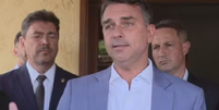 Fl&aacute;vio Bolsonaro em entrevista &agrave; imprensa nesta ter&ccedil;a-feira, 6  Foto: Reprodu&ccedil;&atilde;o/TV Globo