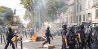 Um grupo reunido na Pra&ccedil;a Reforme ergue barricadas para bloquear a pol&iacute;cia em 6 de outubro de 2026, em Marselha, Fran&ccedil;a  Foto: Sener Yilmaz Aslan/Getty Images