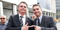 Jair e Fl&aacute;vio Bolsonaro (PL) lado a lado  Foto: Reprodu&ccedil;&atilde;o