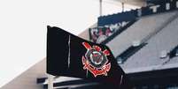  Foto: Bandeirinha de escanteio do Corinthians ( Divulga&ccedil;&atilde;o/Corinthians) / G&aacute;vea News