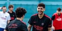 Brasileiro de 22 anos renova at&eacute; 2031 ap&oacute;s conquistar espa&ccedil;o no elenco - Foto: Divulga&ccedil;&atilde;o / PSG / Jogada10