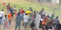 Imagens da confus&atilde;o de torcedores e jogadores com o &aacute;rbitro John Sulwe &ndash;  Foto: Reprodu&ccedil;&atilde;o / Redes sociais / Jogada10