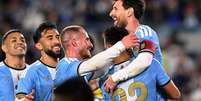 Companheiros de Messi o abra&ccedil;aram ap&oacute;s a sele&ccedil;&atilde;o argentina vencer o Benin por 3 a 0  Foto: Reuters / BBC News Brasil