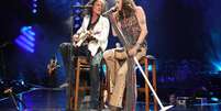 Joe Perry e Steven Tyler, do Aerosmith, em 2023  Foto: Kevin Mazur/Getty Images / Rolling Stone Brasil