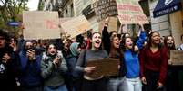 Manifestantes gritam slogans e seguram cartazes em uma rua durante um bloqueio &agrave; universidade Sciences Po, em Paris, como parte dos protestos estudantis em todo o pa&iacute;s que exigem melhores condi&ccedil;&otilde;es nas institui&ccedil;&otilde;es de ensino, Fran&ccedil;a, 7 de outubro.  Foto: RFI