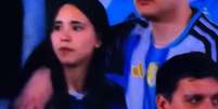 Casal de jovens chamou a aten&ccedil;&atilde;o na transmiss&atilde;o do jogo de despedida de Messi &ndash;  Foto: Reprodu&ccedil;&atilde;o de TV / Jogada10