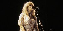 Courtney Love durante apresenta&ccedil;&atilde;o em 1994  Foto: Jim Steinfeldt/Michael Ochs Archives/Getty Images / Rolling Stone Brasil