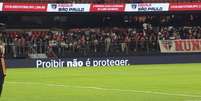 Placa de publicidade na partida entre S&atilde;o Paulo e Santos que mostra manifesto contra a proibi&ccedil;&atilde;o das bets no Brasil  Foto: Divulga&ccedil;&atilde;o/IBJR / Estad&atilde;o