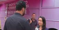 Homem xinga Fl&aacute;vio Bolsonaro durante transmiss&atilde;o ao vivo.  Foto: Reprodu&ccedil;&atilde;o/TV Tem
