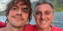 O cineasta Fernando Grostein Andrade, que se declara eleitor de Lula, com o irm&atilde;o, o apresentador Luciano Huck, visto &agrave; direita no espectro pol&iacute;tico  Foto: Reprodu&ccedil;&atilde;o
