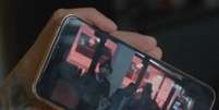 Neymar se diverte exibindo o v&iacute;deo com Messi - Foto: Reprodu&ccedil;&atilde;o/Netflix / Jogada10