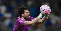 Otávio, goleiro do Cruzeiro, faz defesa durante partida contra o São Paulo, pelo Campeonato Brasileiro -   Foto: Pedro Vilela/Getty Images / Esporte News Mundo