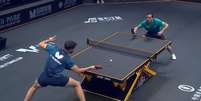 Um dos duelos de ponto entre Hugo Calderano e Patrik Franziska durante as oitavas de final do China Smash de 2026, em Pequim - Foto: Reprodu&ccedil;&atilde;o/YouTube/Caz&eacute; TV/Captura de tela da transmiss&atilde;o / Esporte News Mundo