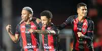 Jogadores do Vit&oacute;ria comemoram um dos gols da goleada contra a Chapecoense, no Barrad&atilde;o, pelo Campeonato Brasileiro de 2026 - Foto: Victor Ferreira/EC Vit&oacute;ria/Flickr / Esporte News Mundo