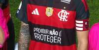 Uniforme do Flamengo em jogo contra o Santos.  Foto: Reprodu&ccedil;&atilde;o/SporTV