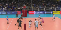 Momento em que Douglas Souza e Acerola, do Campinas, sofrem choque de cabe&ccedil;a durante jogo de semifinal do Paulista de v&ocirc;lei contra o Itaqu&aacute; Foto: Reprodu&ccedil;&atilde;o/Sportv2