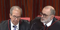 Os ministros Ricardo Villas B&ocirc;as Cueva e Sebasti&atilde;o Reis J&uacute;nior foram os &uacute;nicos a defender a manuten&ccedil;&atilde;o dos votos de Anthony Garotinho  Foto: Reprodu&ccedil;&atilde;o/YouTube/TV Justi&ccedil;a