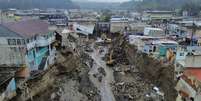 O rio Pinula transbordou ap&oacute;s chuvas incessantes ligadas ao fen&ocirc;meno El Ni&ntilde;o, provocando eros&atilde;o severa e o desabamento de casas no bairro de Villa Hermosa I, em San Miguel Petapa, Guatemala. Foto: Luis Vargas/Anadolu via Getty