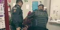 Homem &eacute; preso em Praia Grande ap&oacute;s sequestrar a pr&oacute;pria filha e garota piscar para policial  Foto: Reprodu&ccedil;&atilde;o/Instagram/@45bpmi.praiagrande