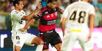 Foto: Gilvan Souza / Flamengo - Legenda: Paquetá fez um dos gols do Flamengo no 2 a 2 com o Santos / Jogada10