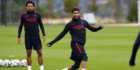 Foto: A. Meunier/PSG - Legenda: Jogadores do PSG durante treinamento da equipe / Jogada10