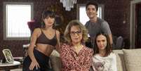 Sempre t&atilde;o ardilosa, Pilar foi capaz de sequestrar Brigitte, Rafael e Ingrid ainda beb&ecirc;s Foto: Manoella Mello/Globo / Revista Malu