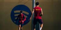 Foto: Divulgação - Legenda: Jogadores do Barcelona durante treinamento da equipe / Jogada10