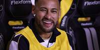 Neymar no banco de reservas durante Santos x Flamengo, pelo Brasileirão  Foto: FABIO GIANNELLI/AGIF - AGÊNCIA DE FOTOGRAFIA/ESTADÃO CONTEÚDO / Estadão