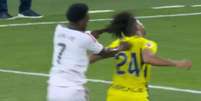 Vinicius J&uacute;nior teve gol anulado e foi expulso ap&oacute;s puxar o cabelo de advers&aacute;rio   Foto: Transmiss&atilde;o/La Liga / Esporte News Mundo