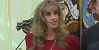 Susan Dell durante visita &agrave; Casa Branca em 7 de outubro; forma de se posicionar e express&otilde;es faciais chamaram aten&ccedil;&atilde;o nas redes sociais  Foto: Reprodu&ccedil;&atilde;o / Casa Branca via YouTube