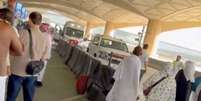 Ambul&acirc;ncias se deslocaram para o aeroporto de Riad para atender os feridos  Foto: Reuters / BBC News Brasil