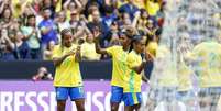 Jogadoras do Brasil comemoram em um dos gols da vit&oacute;ria sobre a Argentina, no Beira-Rio, em amistoso - Foto: Luciana Vermell/CBF / Esporte News Mundo