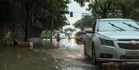 SAO PAULO - SP / CIDADES METROPOLE OE / CHUVA / ALAGAMENTO / Av. Pompeia altura do cruzamento com a R. Venancio Aires na zona oeste de Sao Paulo, alagada por&nbsp; causa de forte chuva que atinge a cidade - FOTO - DANIEL TEIXEIRA / ESTADAO  Foto: DANIEL TEIXEIRA / ESTADAO / Estad&atilde;o